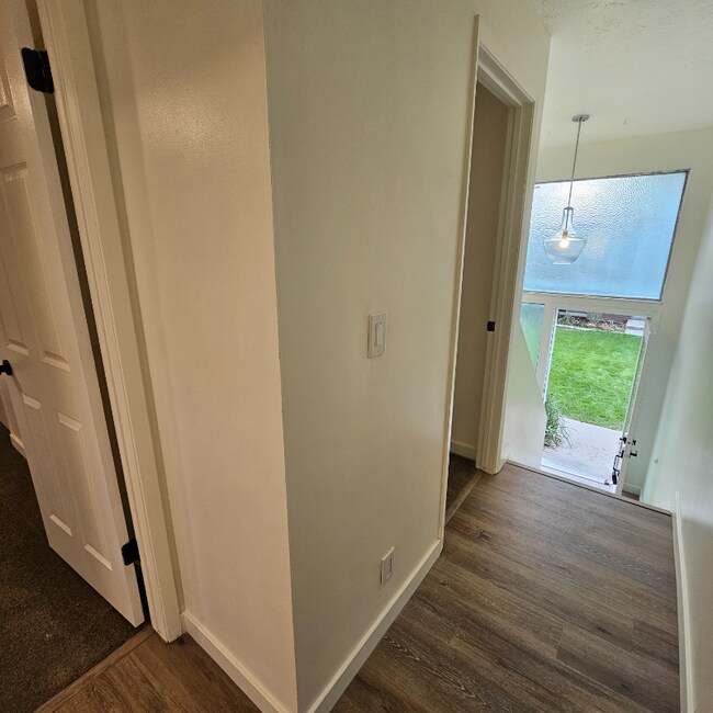 Building Photo - 922-928 E Fairclough Dr