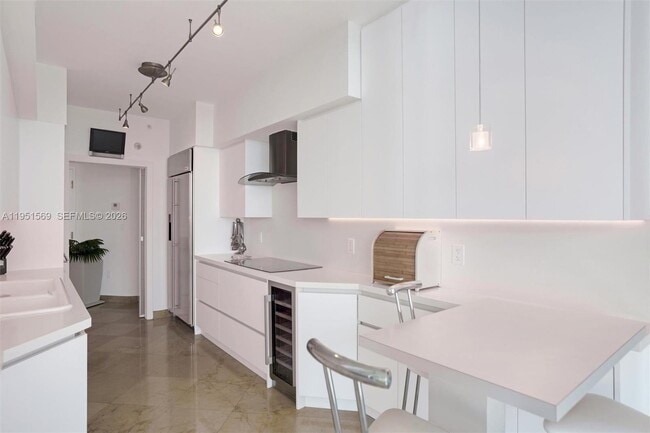 Building Photo - 5025 Collins Ave