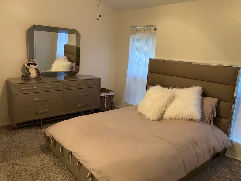 Building Photo - 1497 Golfview Dr