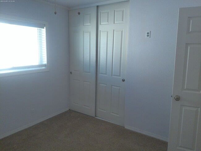 Building Photo - Pool Home 3 bedroom 2 bathroom Long term
