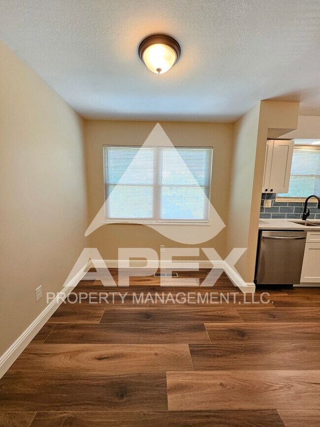 Building Photo - Renovated - 2 Bd 2.5 Ba Townhouse Duplex w/Huge Bonus room and oversized 1-car garage in West Kno...
