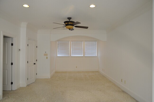 Building Photo - 5922 Burgoyne Dr.