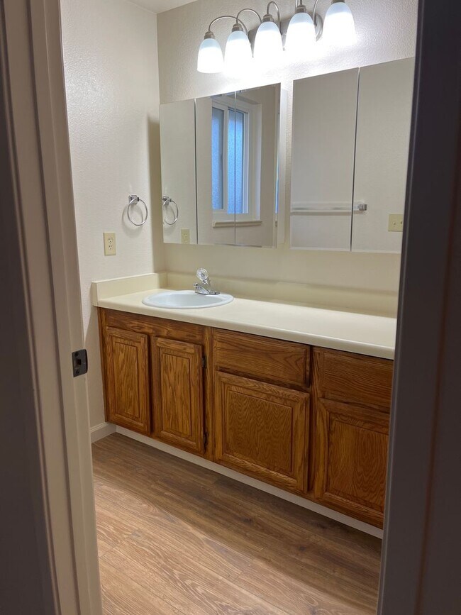 Building Photo - ROUNDHOUSE824