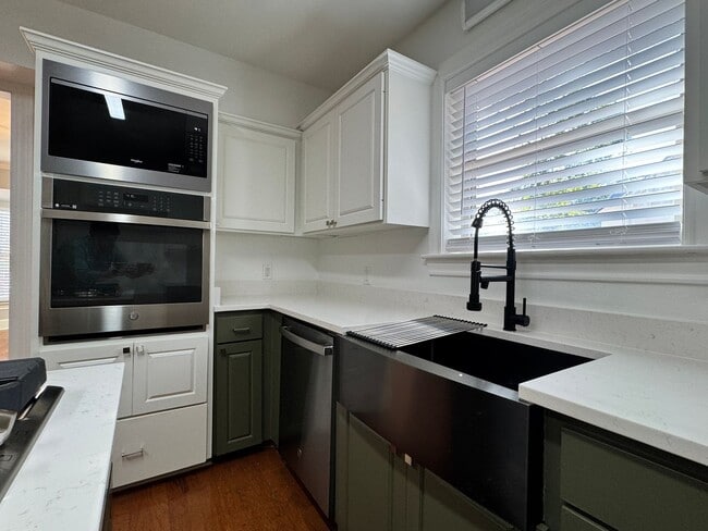 Building Photo - 627 W 2nd St