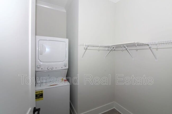 Building Photo - 209 Fairway Dr