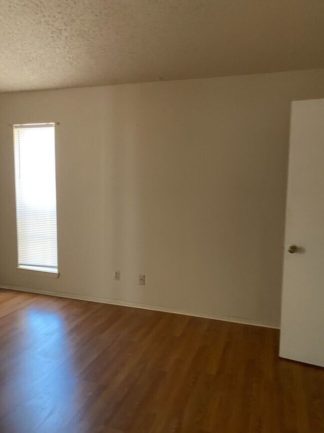 Building Photo - Spacious 2 Bed, 2.5 Bath Townhome – Prime ...