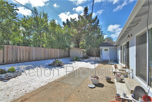 Building Photo - 1074 Highlands Cir