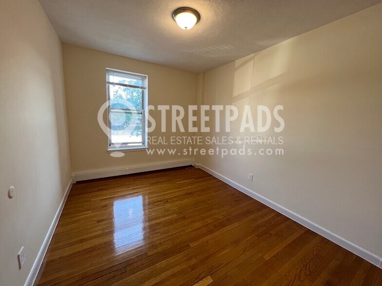 Building Photo - 172 N Beacon St