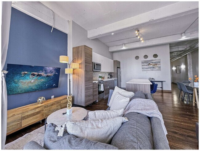 Primary Photo - 555 Evergreen St