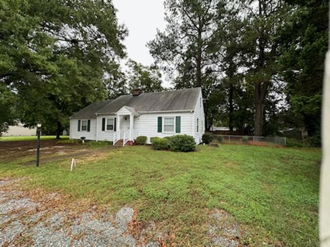 Building Photo - Spacious 3 Bedroom 2 Bath Rancher in Henri...