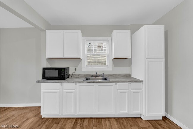 Building Photo - 485 E Archwood Ave