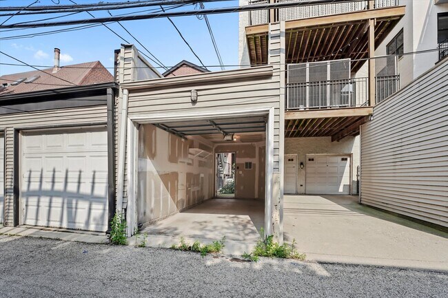 Building Photo - 2850 N Burling St
