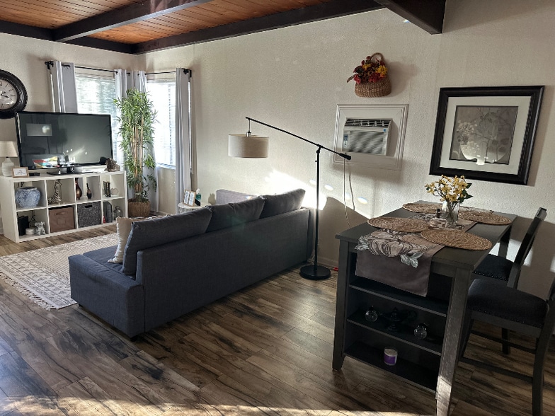 Building Photo - 434 Riverdale Dr