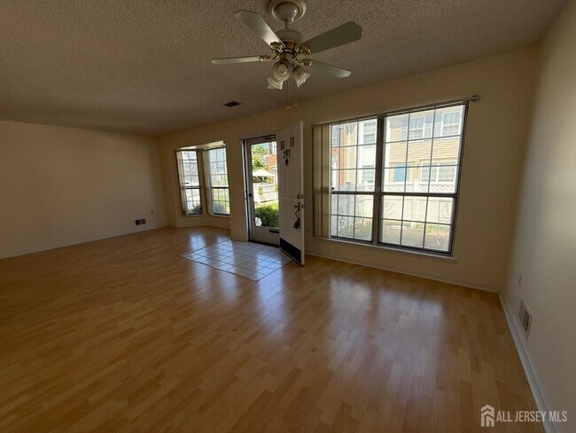 Building Photo - 207 Darwin Ln