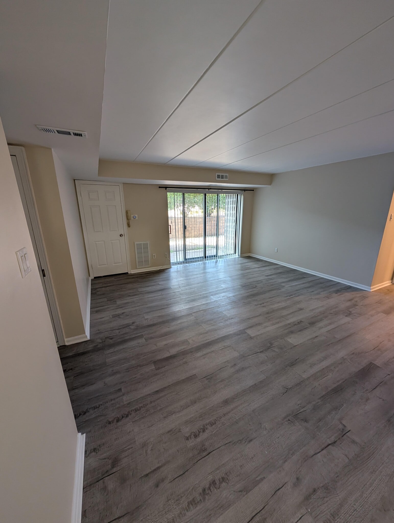 Spacious living room - 15 Sunbury Ct