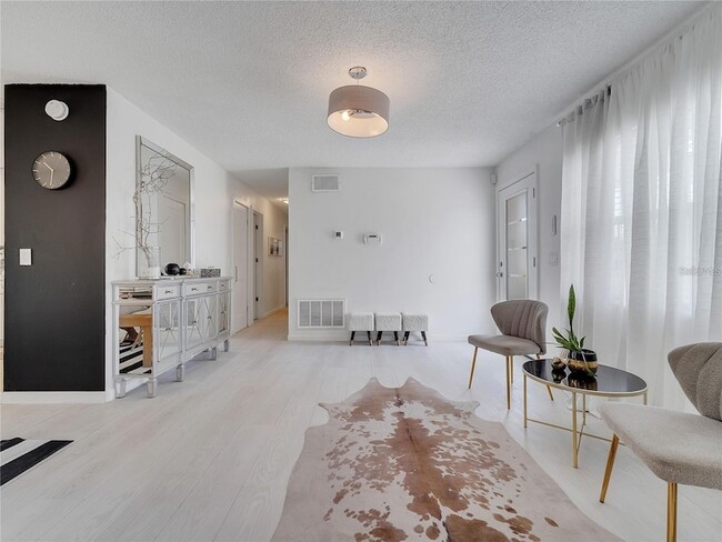 Building Photo - 4754 Lake Shore Dr