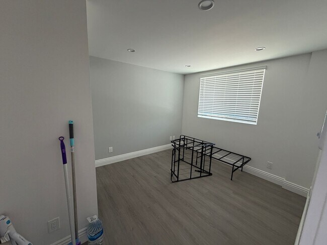 Building Photo - 3 bedroom house with amazing views
