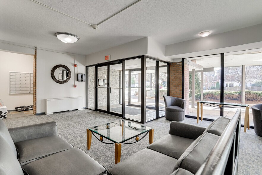 Lobby - 3515 Washington Blvd