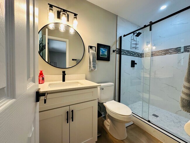 Building Photo - Spacious 6-Bedroom Rental in Spanish Point...