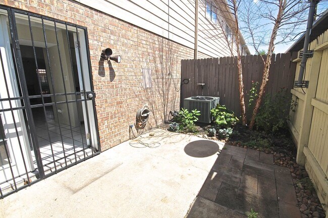 Building Photo - 6111 Beverly Hill St