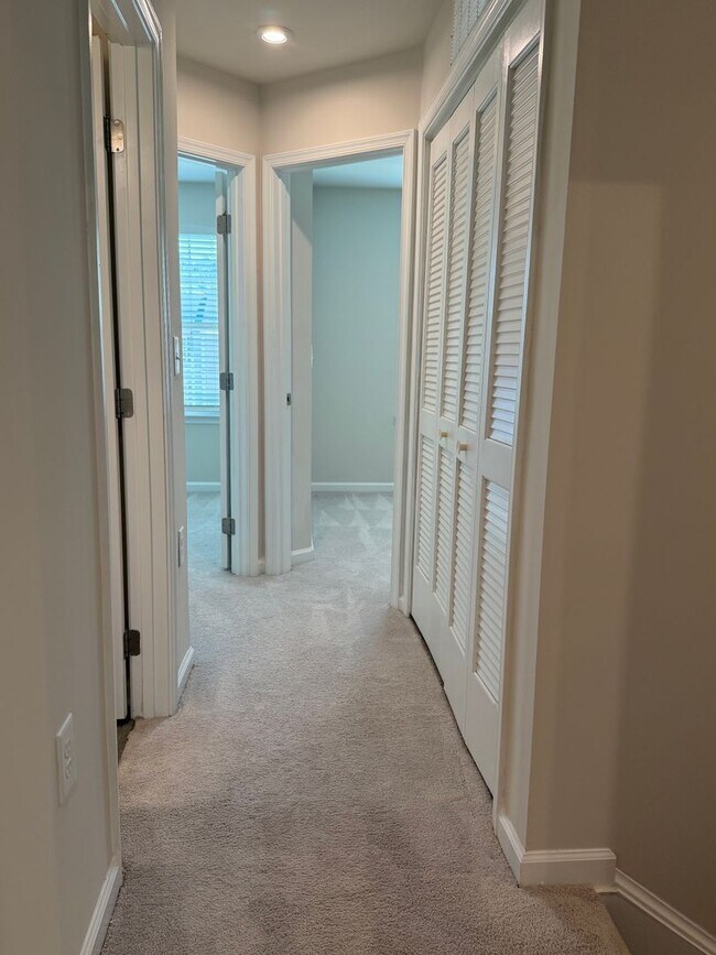 Building Photo - Amazing 3 Bedroom Townhome in North East R...
