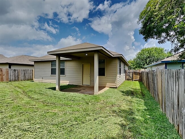 Building Photo - 2324 Shady Tree Ln