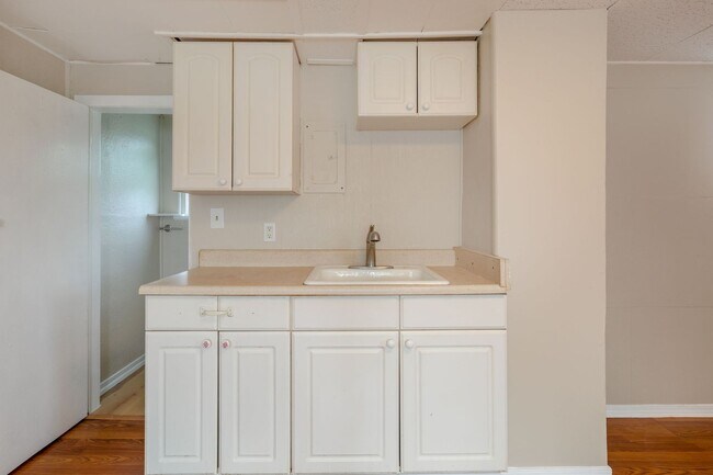 Building Photo - 9041-9049 NE Sandy Blvd