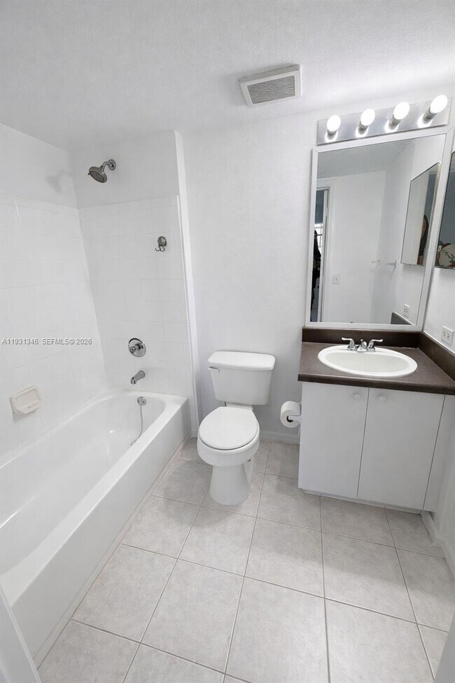 Building Photo - 2494 Centergate Dr