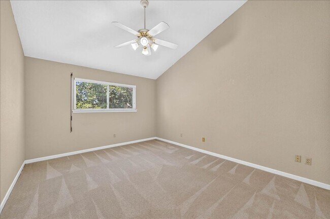 Building Photo - 5305 Greenbriar Dr