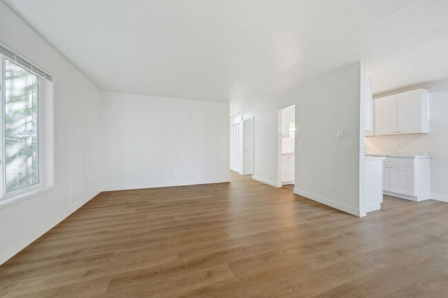 Building Photo - Fully Remodeled 2?Bedroom Apartment in Buckman Neighborhood