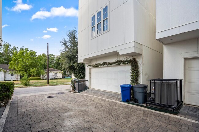 Building Photo - 2131 McIlhenny St