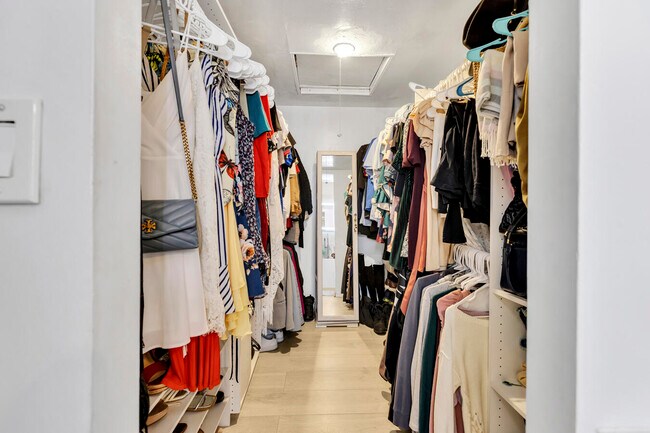 Building Photo - 720 E Coco Plum Cir