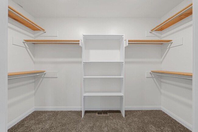 Building Photo - Pet Friendly Four Bedroom with Bonus!