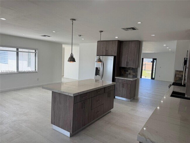 Building Photo - 2832 SW 124th Ct