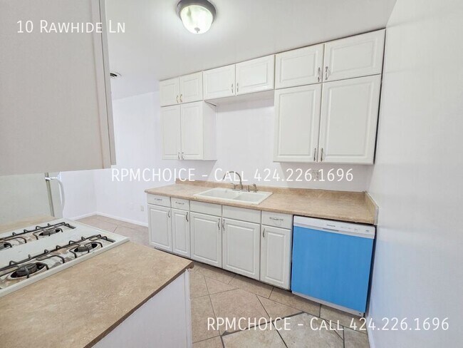 Building Photo - 10 Rawhide Ln