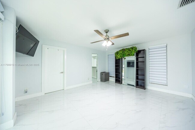 Building Photo - 7345 N Oakmont Dr