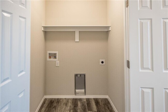 Building Photo - 425 Mayflower Ave