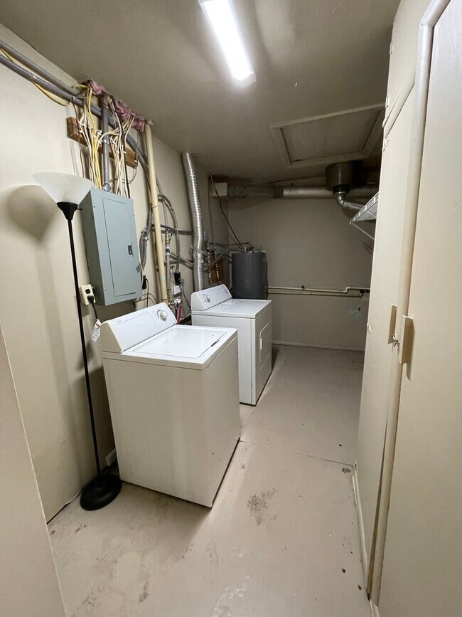 Building Photo - MOVE IN READY - Vinton Neighborhood