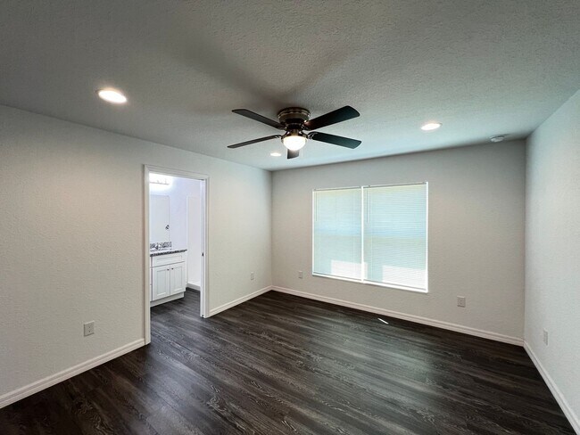 Building Photo - Beautiful 3 Bedroom, 2 Bathroom Home in Oc...