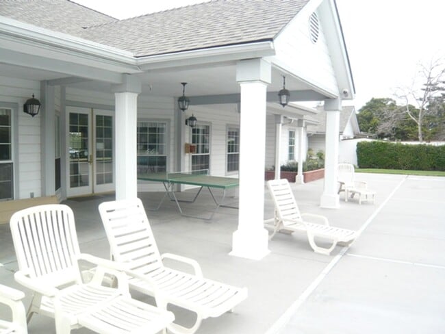 Building Photo - Light and Welcoming in Regency Estates