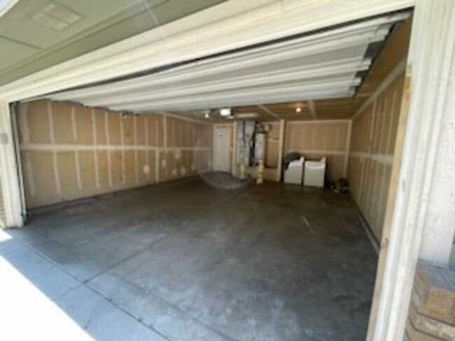 Building Photo - 3 Bed 2 Bath Duplex In Nampa: Available Now