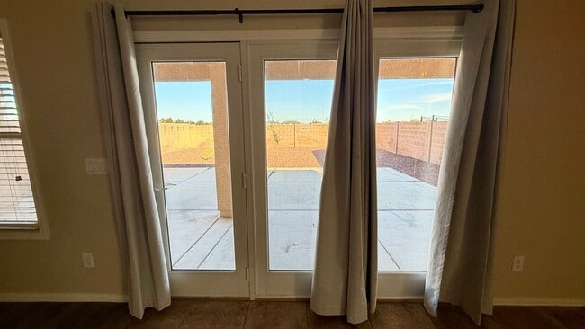 Building Photo - Spacious Surprise home with large backyard