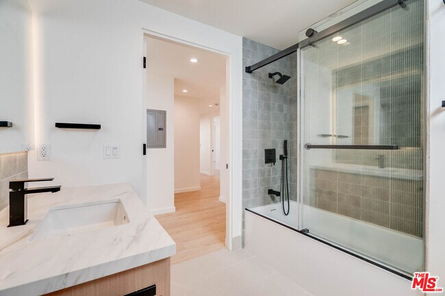 Building Photo - 1414 S Beverly Dr