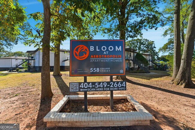 Building Photo - 558 College St