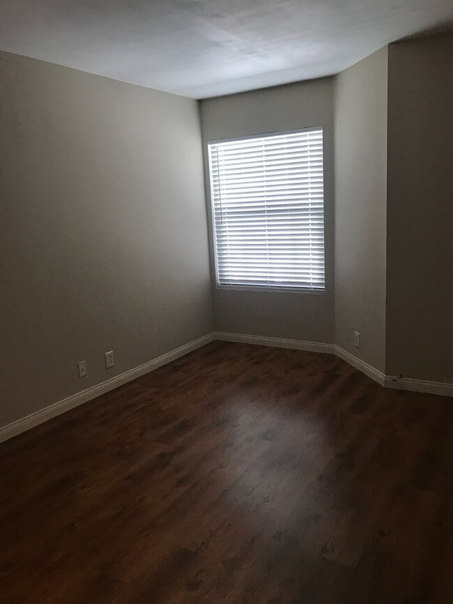 Building Photo - 2 BEDROOM/2BATH TOWN HOUSE STYLE CONDO IN ...