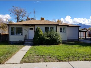 Building Photo - Lovely 2 Bed/2 Bath Home