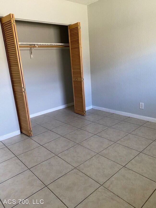 Building Photo - 2 br, 1 bath Apartment - 700 SW 16th Ave