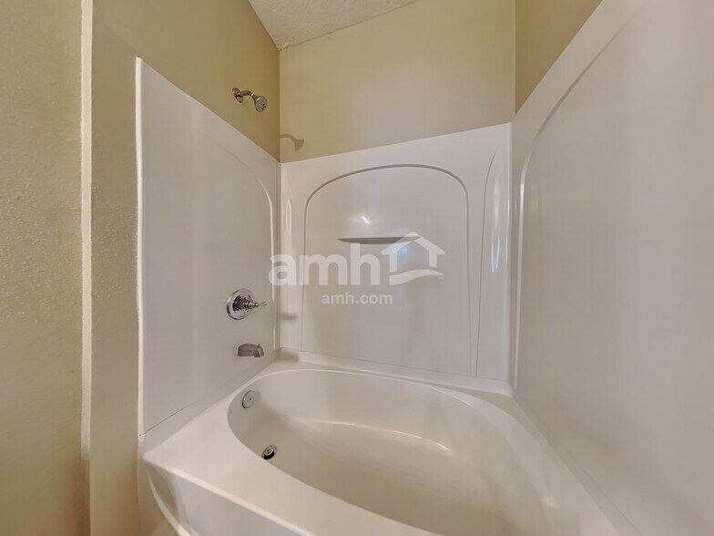 Building Photo - 809 N Garden Lake Dr