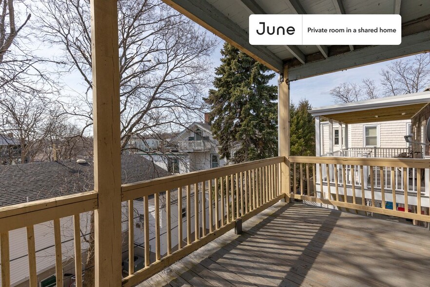 Building Photo - Private bedroom in 4 bed/1 bath Home
