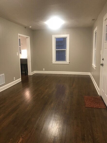 Living 2 - 209 E 80 Terrace
